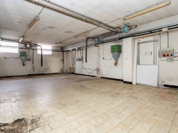 Capannone con uffici sul lago di Como ad Abbadia Lariana