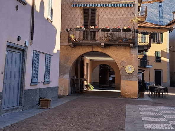 Negozio sul lago di Como a Mandello del Lario