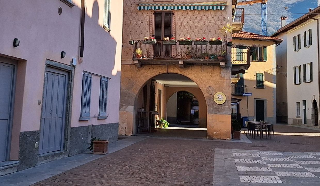 Negozio sul lago di Como a Mandello del Lario