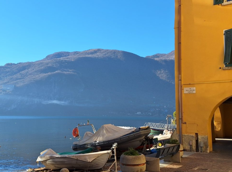 Negozio sul lago di Como a Mandello del Lario