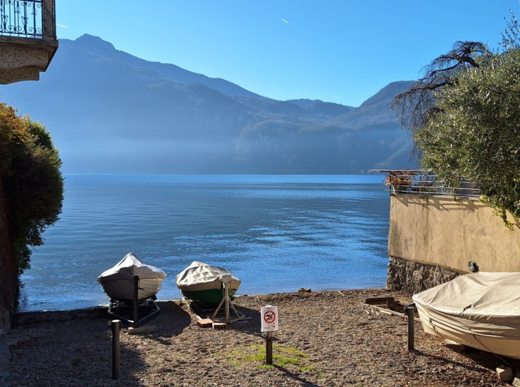 Negozio sul lago di Como a Mandello del Lario