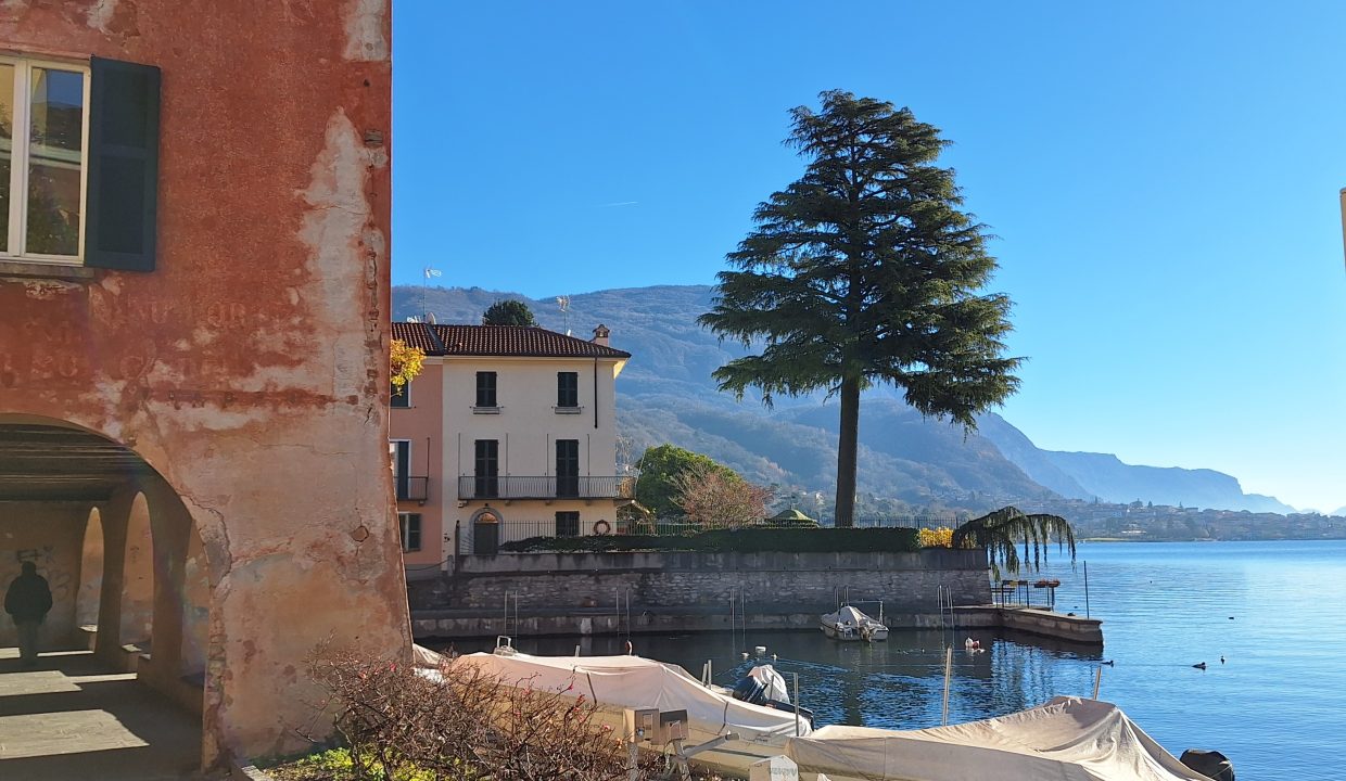 Negozio sul lago di Como a Mandello del Lario