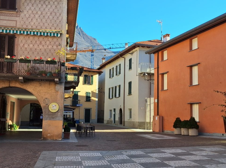 Negozio sul lago di Como a Mandello del Lario