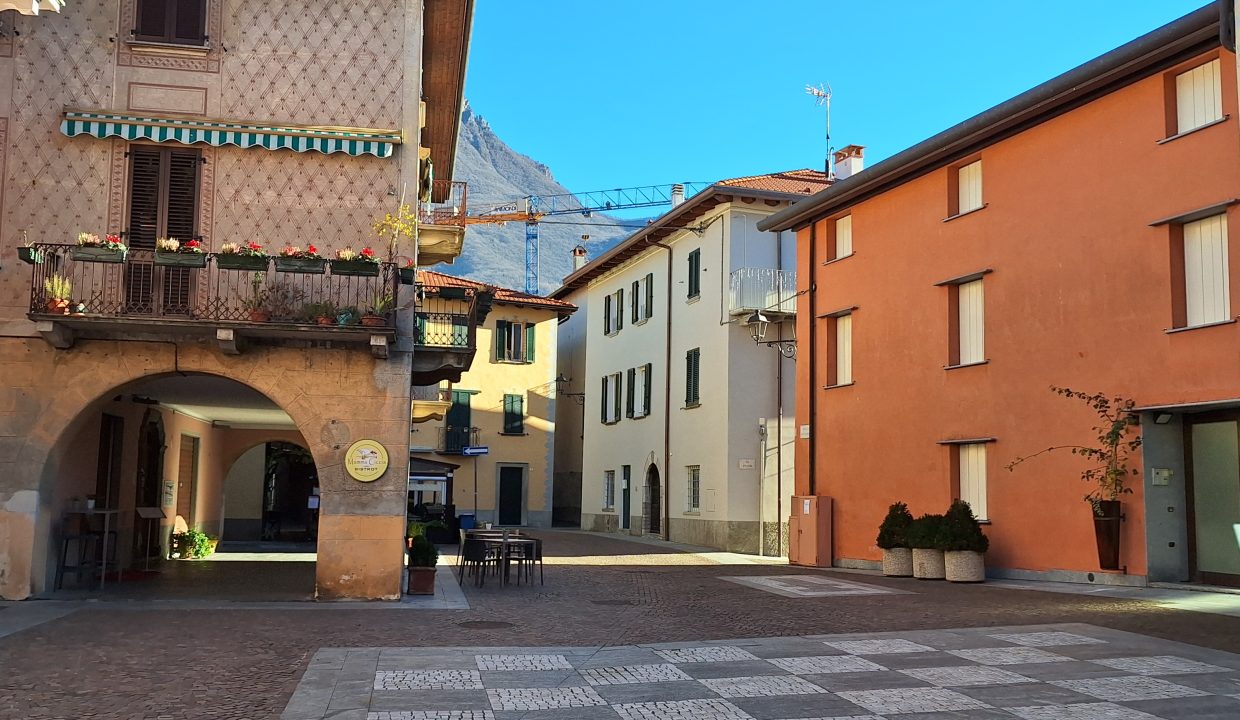 Negozio sul lago di Como a Mandello del Lario