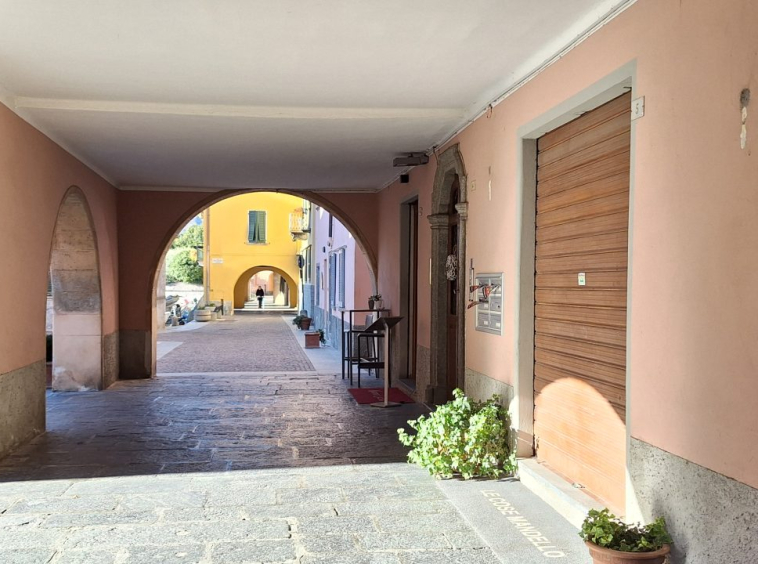 Negozio sul lago di Como a Mandello del Lario