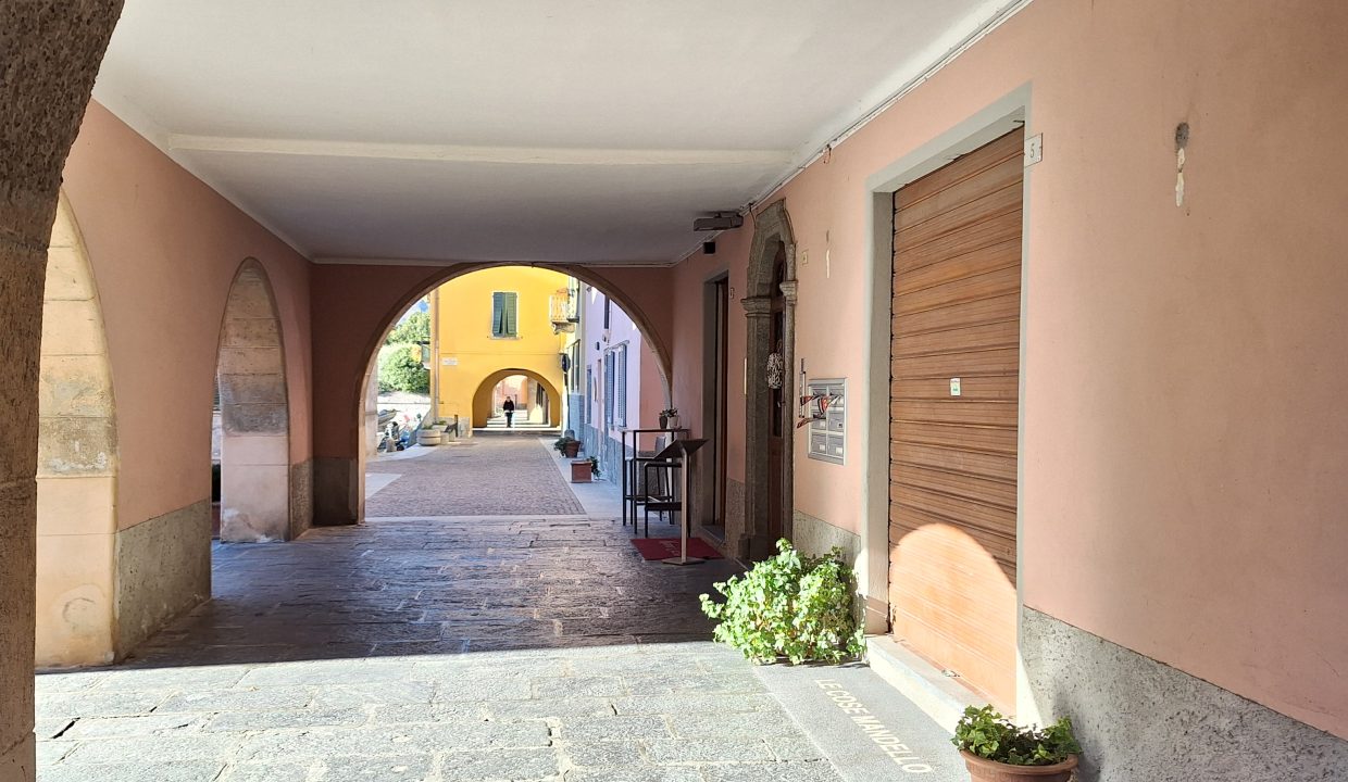 Negozio sul lago di Como a Mandello del Lario