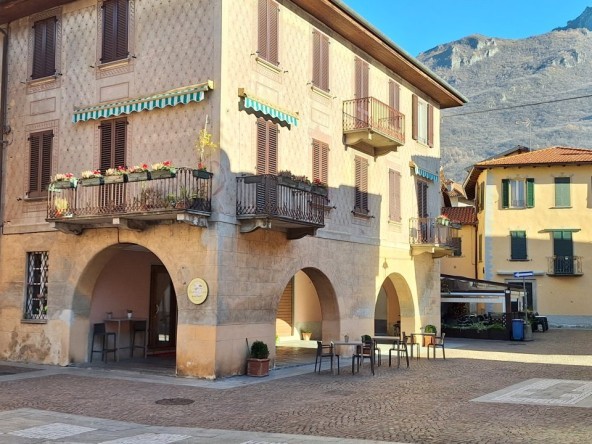 Negozio sul lago di Como a Mandello del Lario