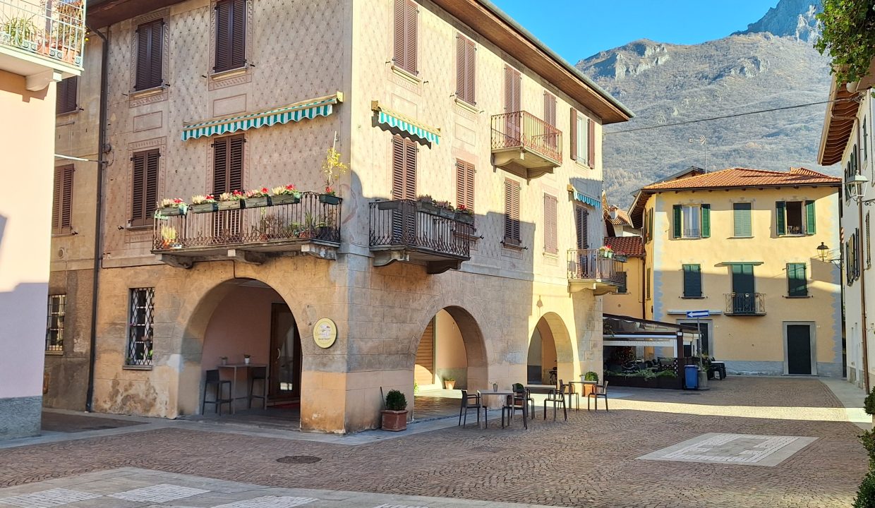 Negozio sul lago di Como a Mandello del Lario