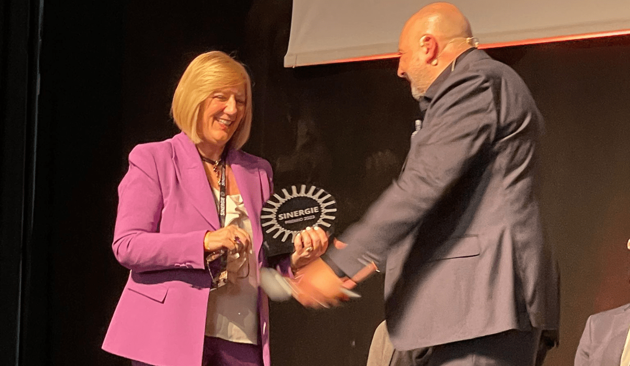 Loretta Lazzarini premiata a Roma all'evento Sinergie da Gerardo Paterna