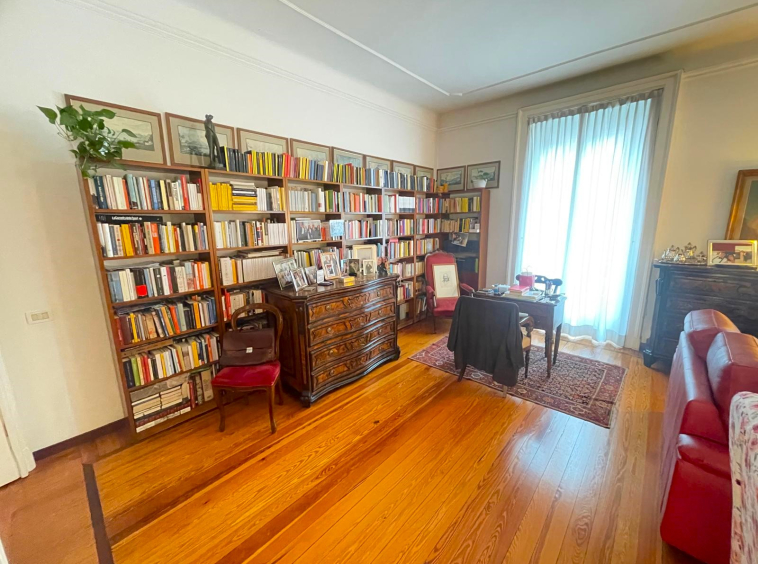 Apartment in historic building in Milan