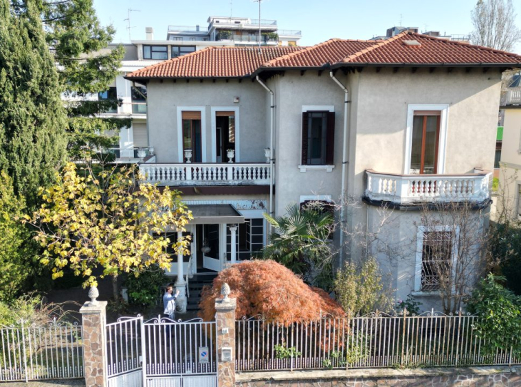 Villa stile liberty con giardino a Monza