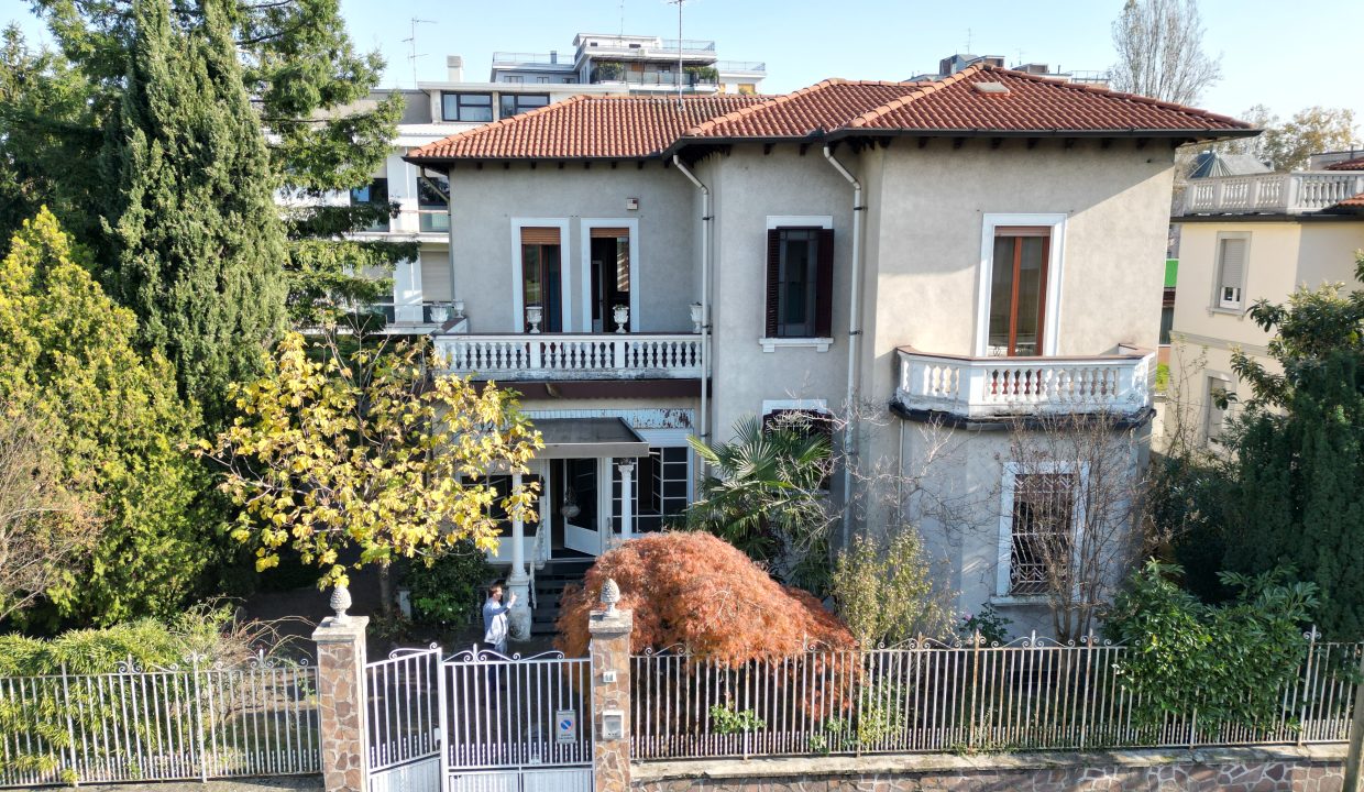 Villa stile liberty con giardino a Monza