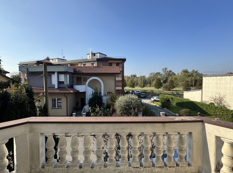 Villa stile liberty con giardino a Monza