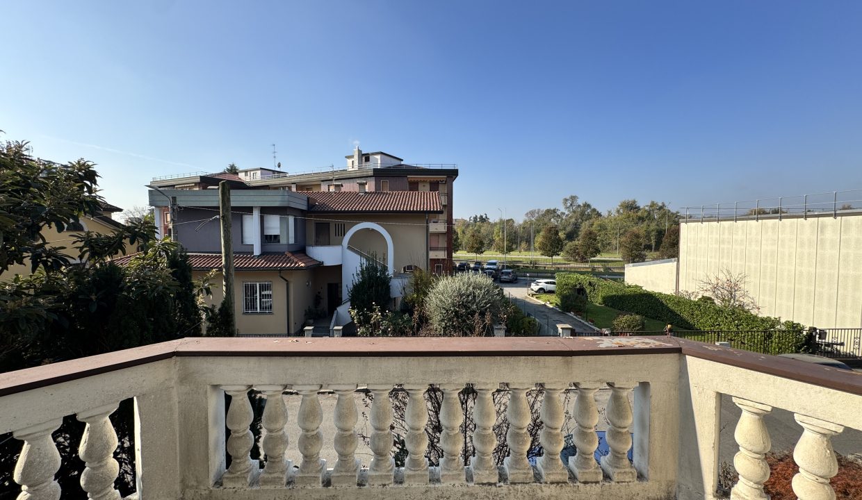 Villa stile liberty con giardino a Monza