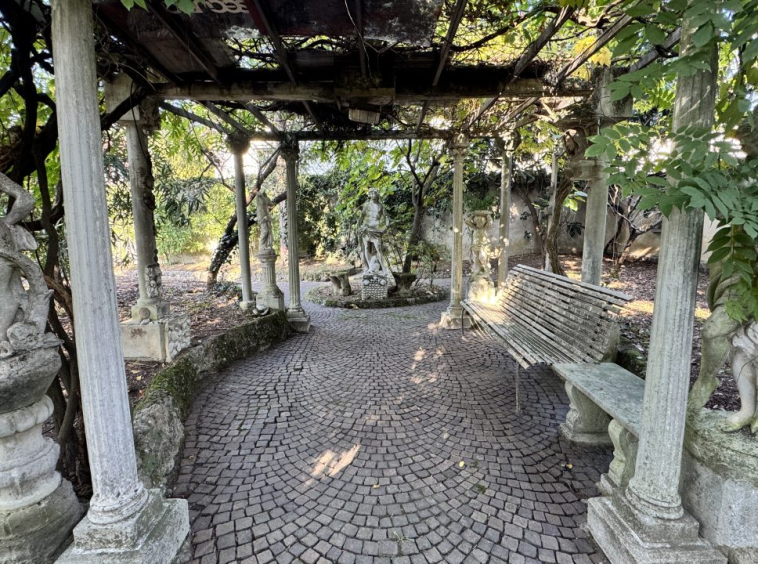 Villa stile liberty con giardino a Monza