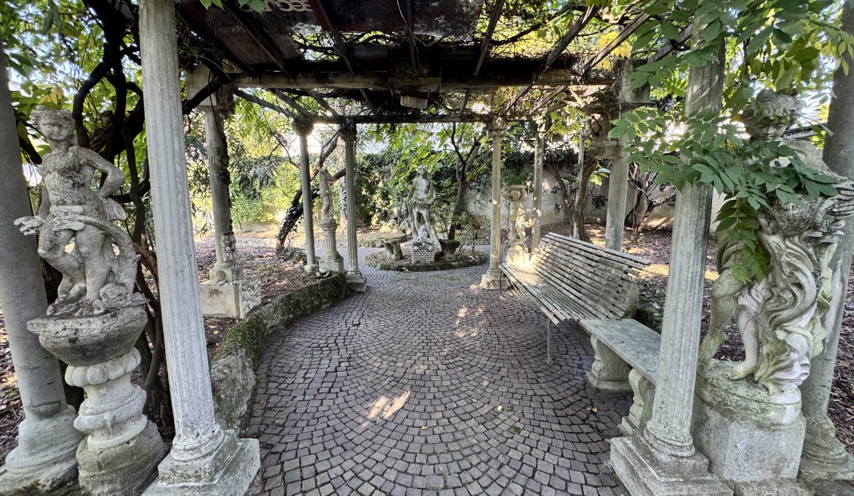 Villa stile liberty con giardino a Monza