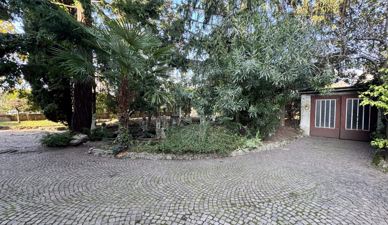 Villa stile liberty con giardino a Monza