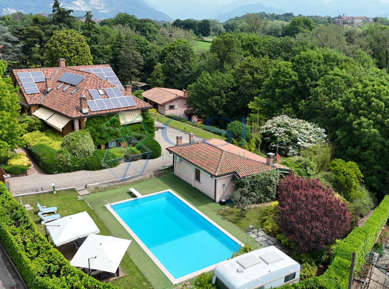 VILLA A MERONE CON PISCINA