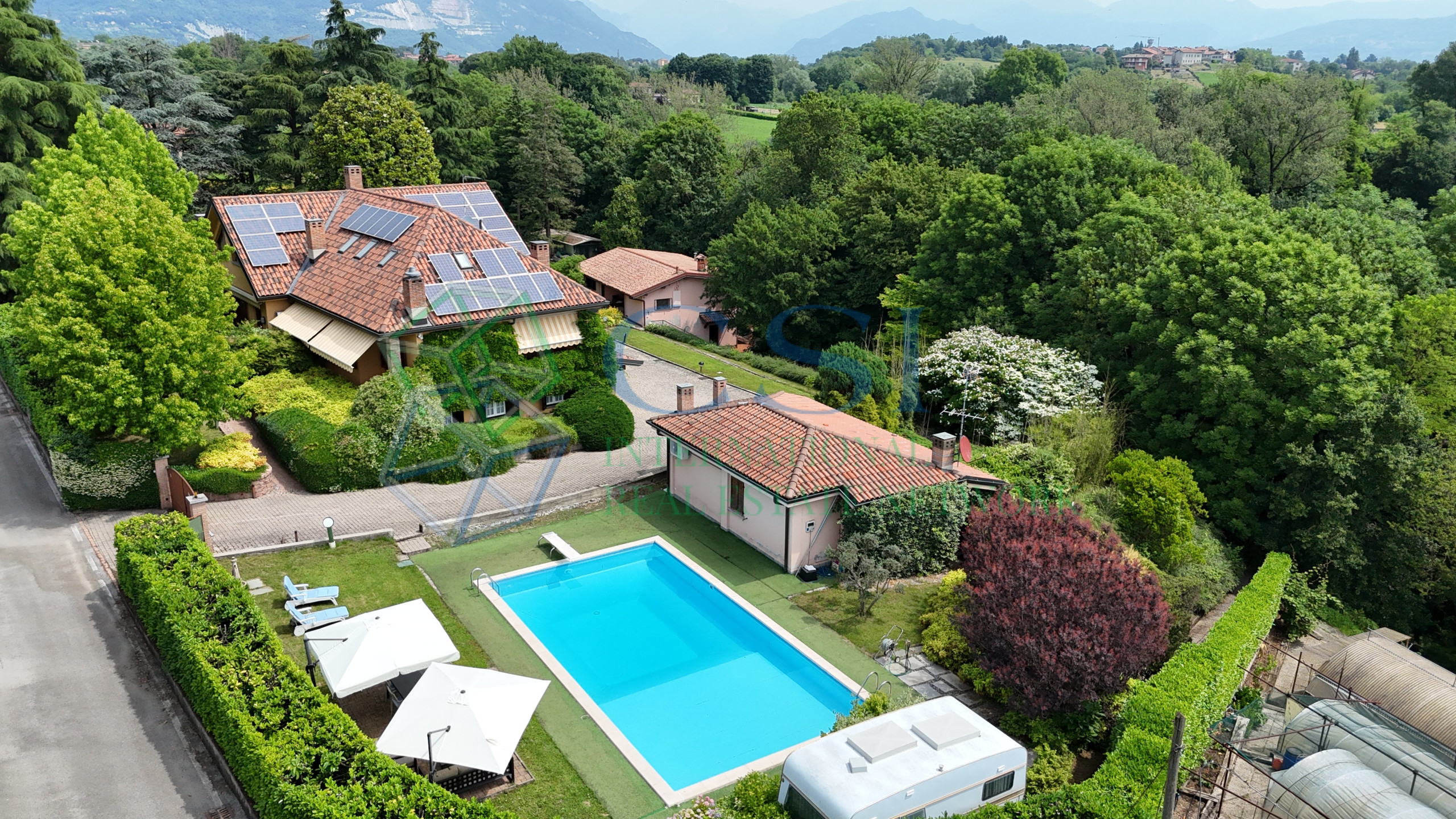 VILLA A MERONE CON PISCINA