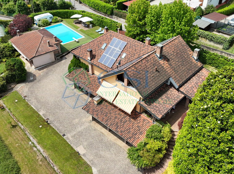 VILLA A MERONE CON PISCINA