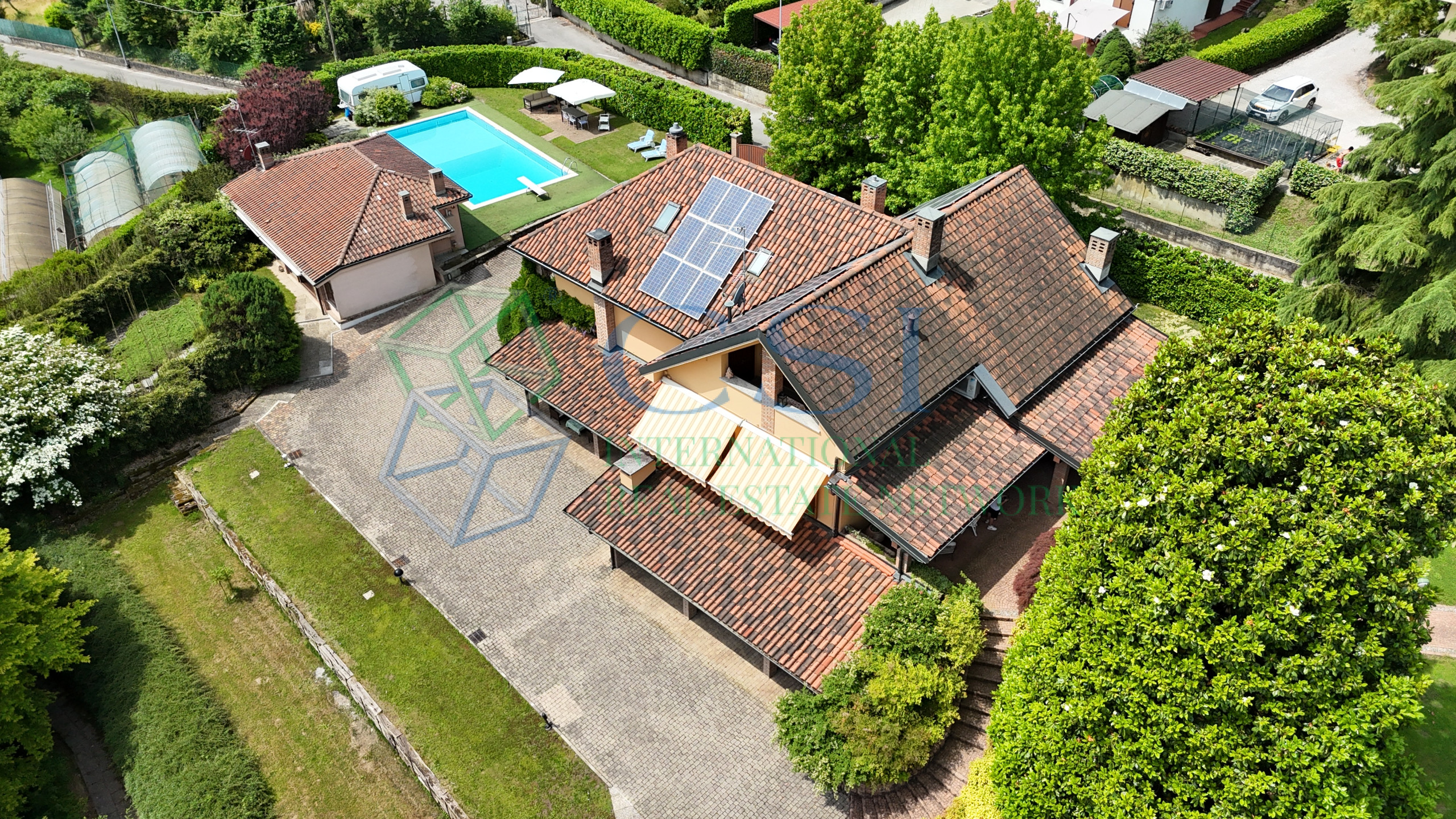 VILLA A MERONE CON PISCINA