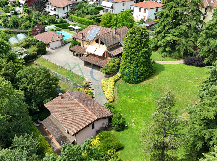 VILLA A MERONE CON PISCINA