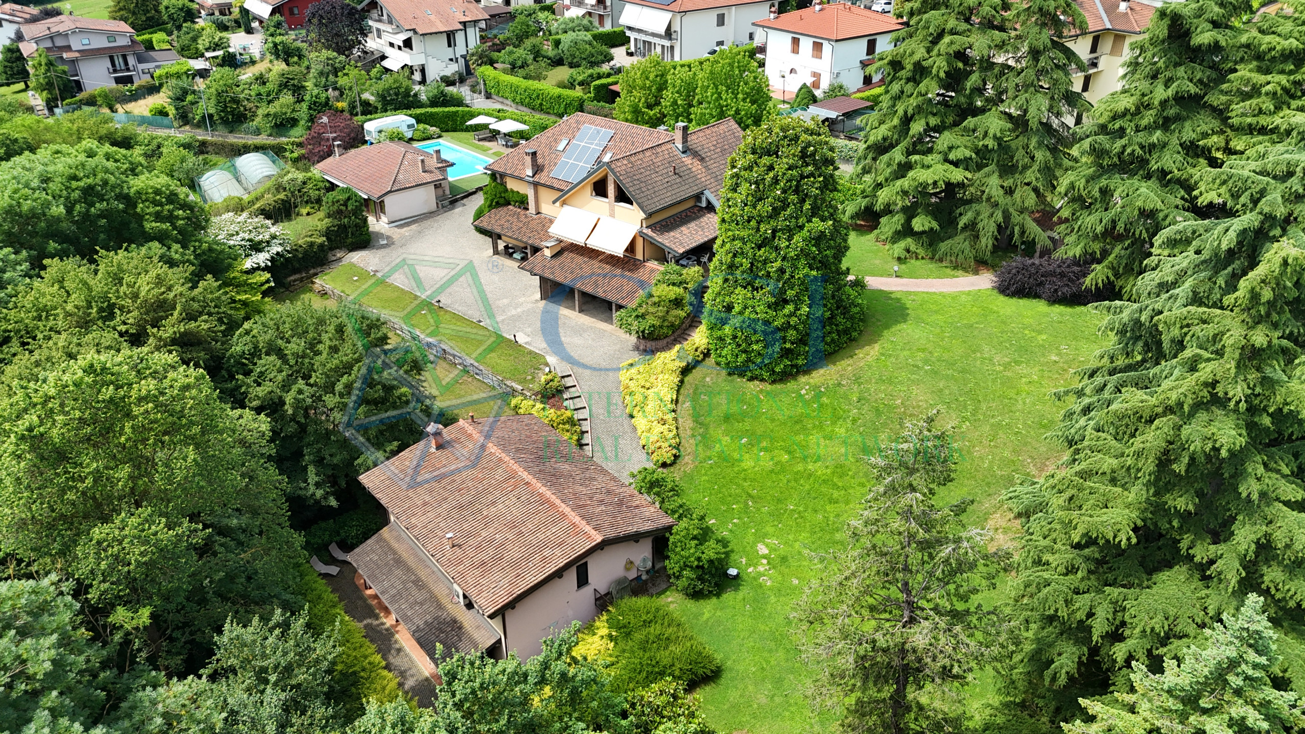 VILLA A MERONE CON PISCINA