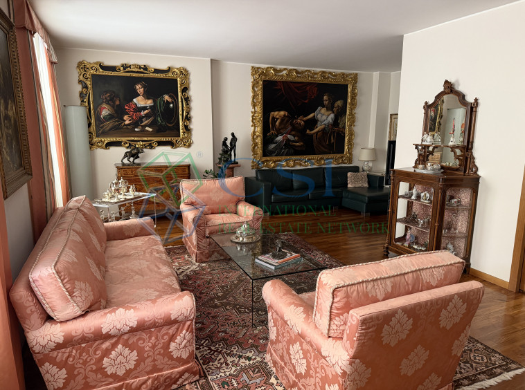 VILLA A MERONE CON PISCINA