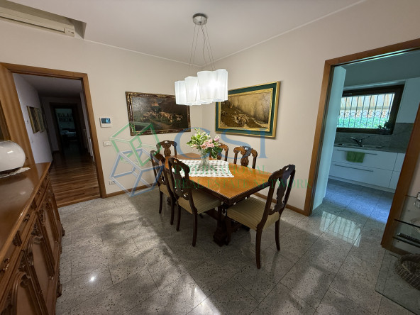VILLA A MERONE CON PISCINA