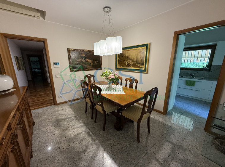 VILLA A MERONE CON PISCINA