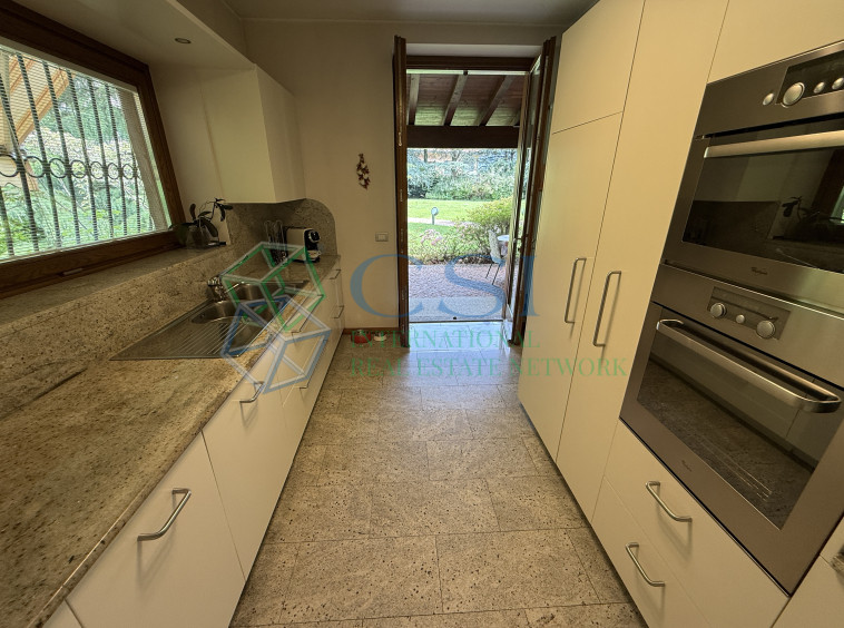 VILLA A MERONE CON PISCINA