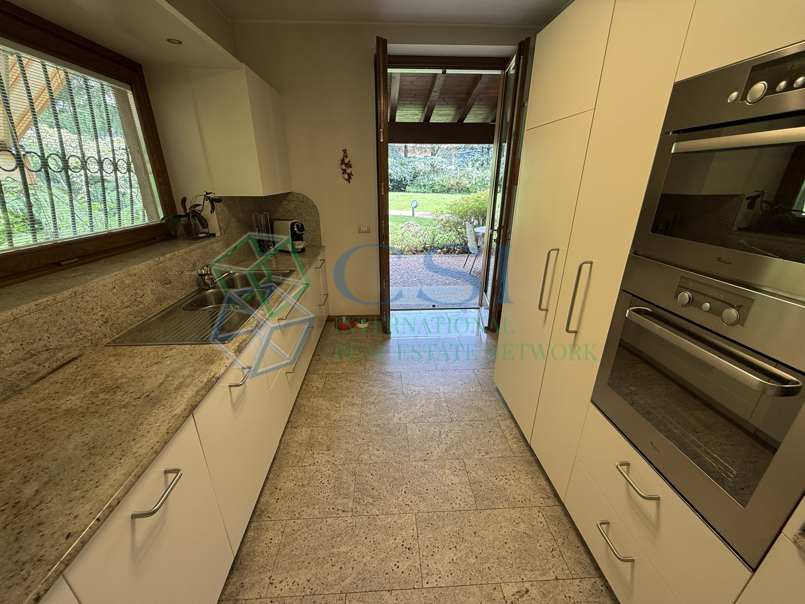 VILLA A MERONE CON PISCINA