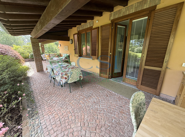 VILLA A MERONE CON PISCINA