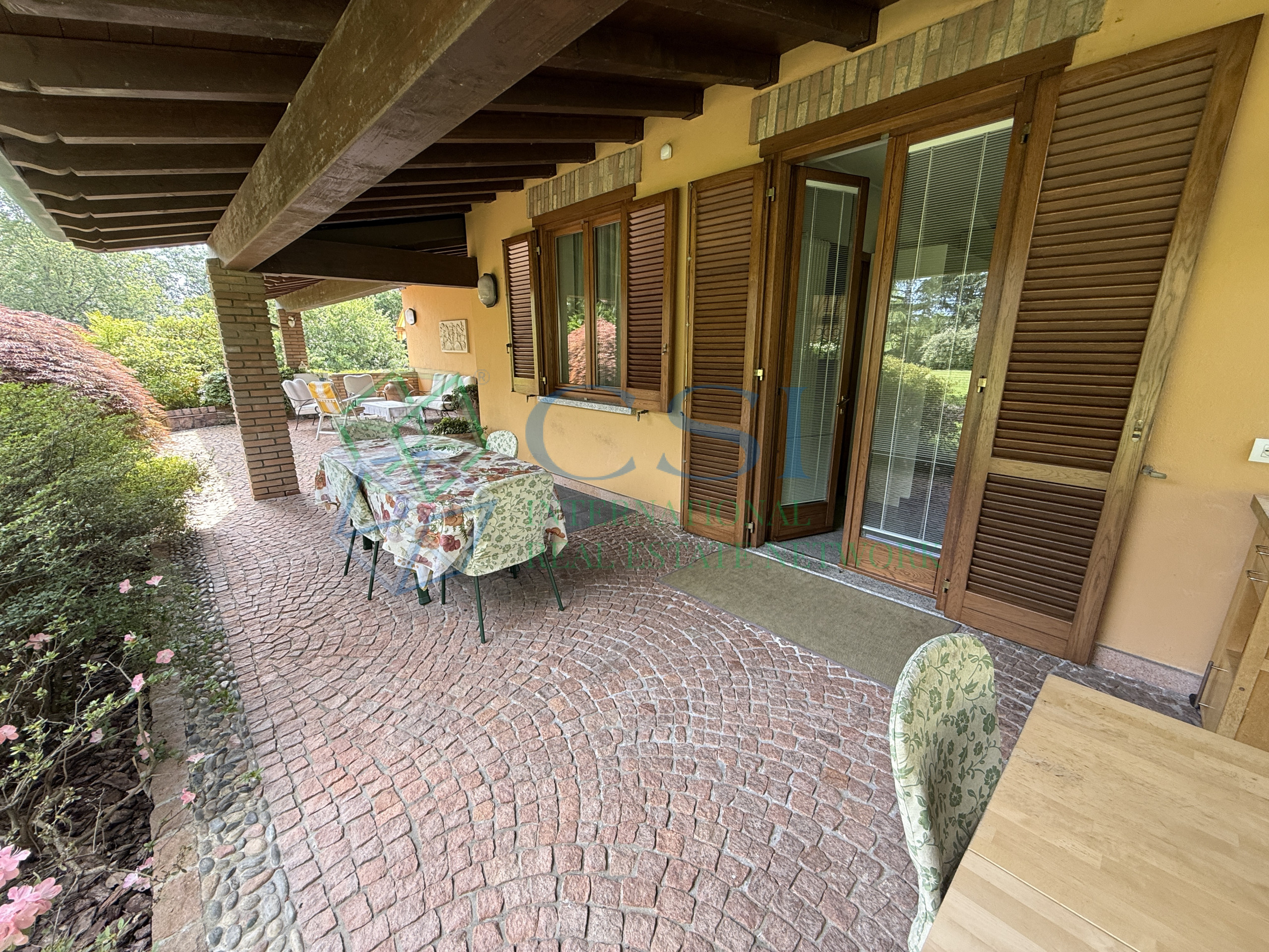 VILLA A MERONE CON PISCINA