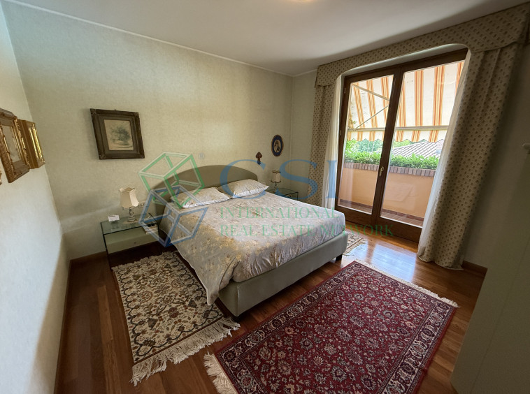 VILLA A MERONE CON PISCINA