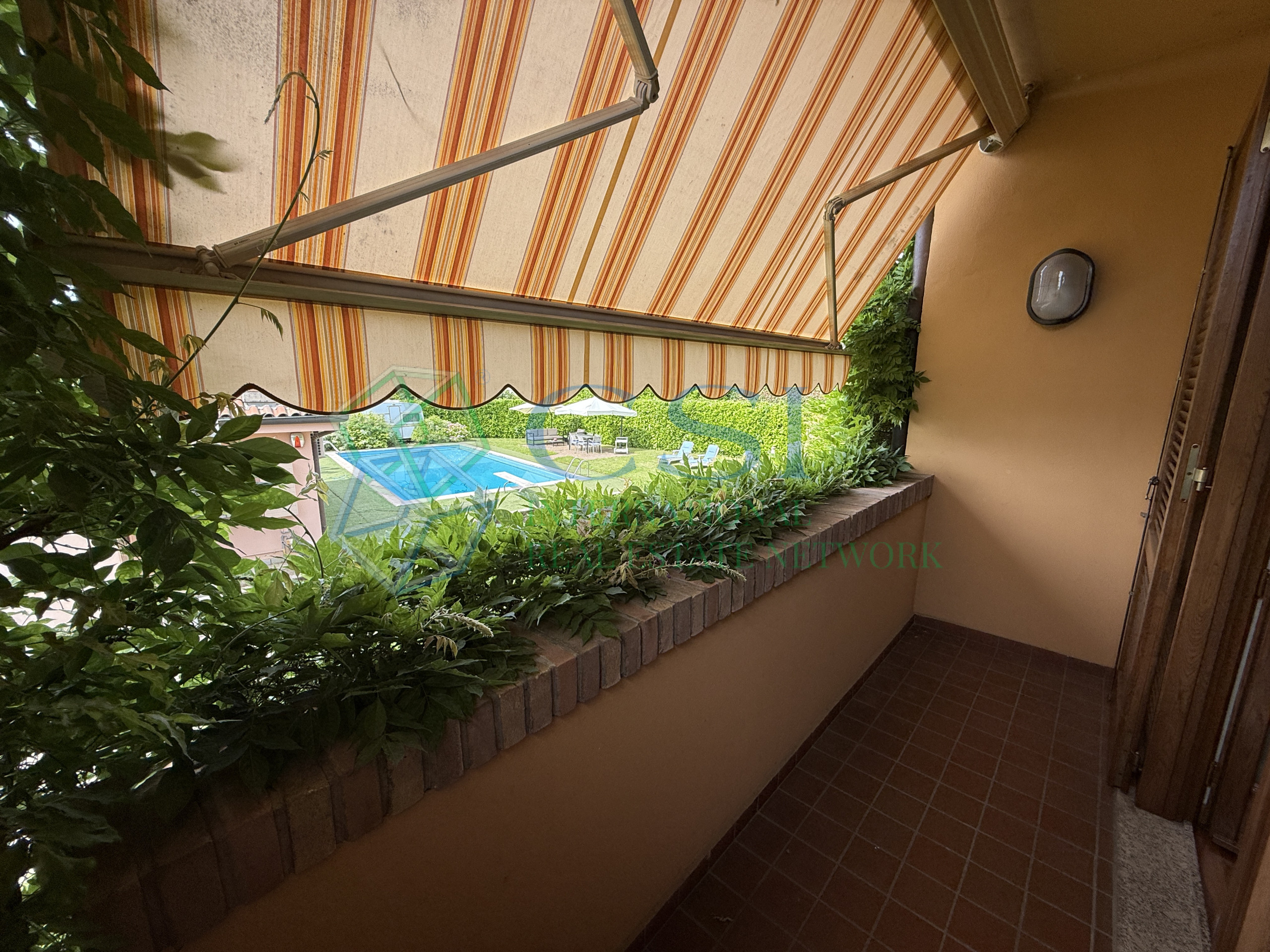 VILLA A MERONE CON PISCINA