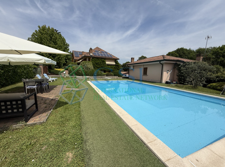 VILLA A MERONE CON PISCINA