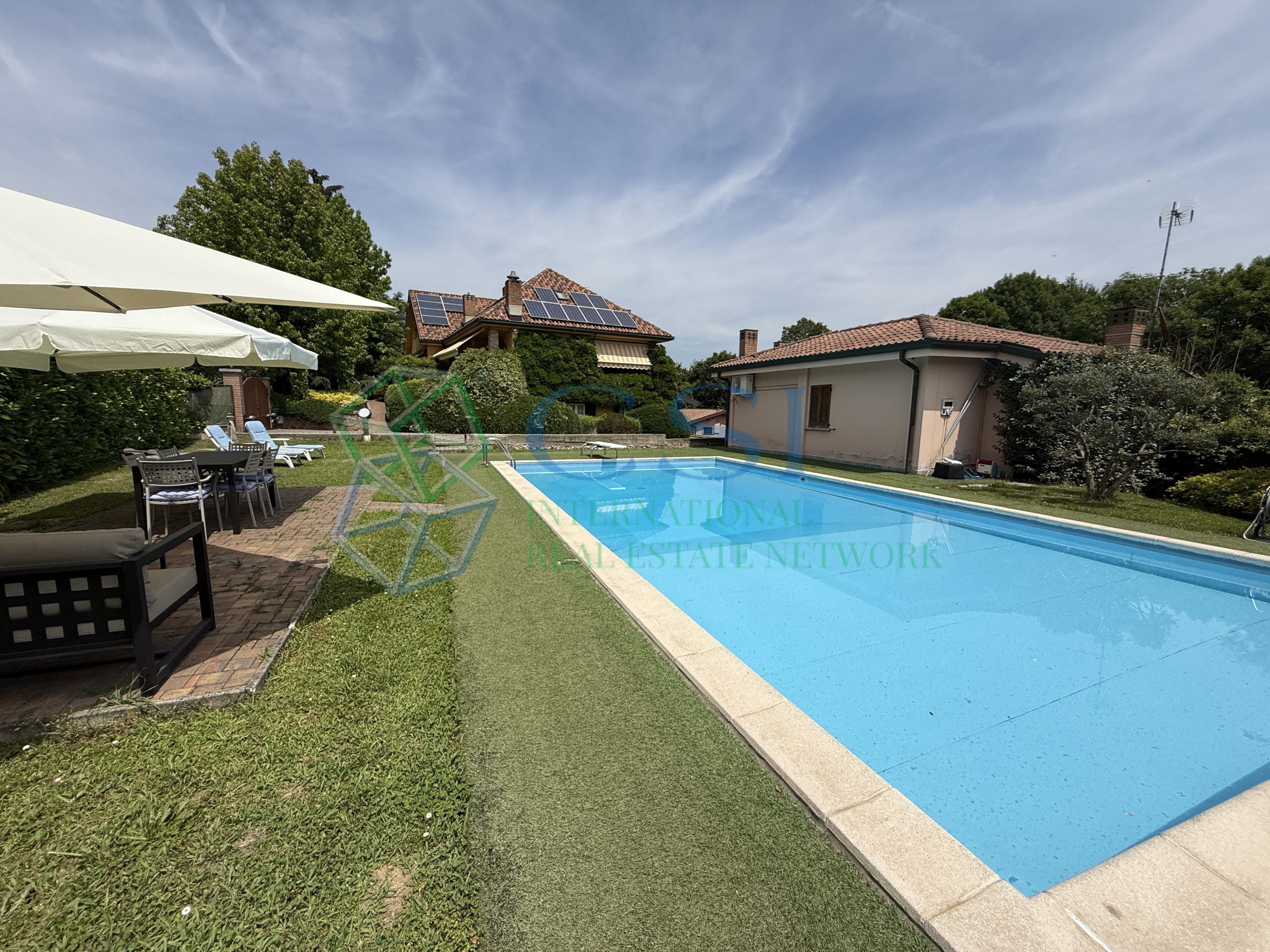 VILLA A MERONE CON PISCINA