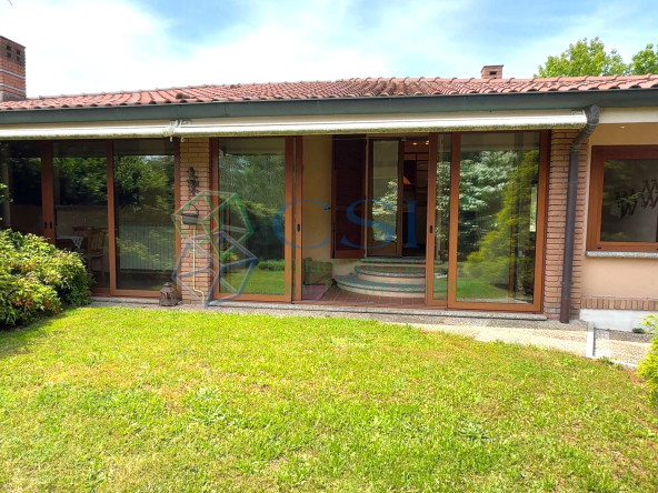 VILLA A MERONE CON PISCINA