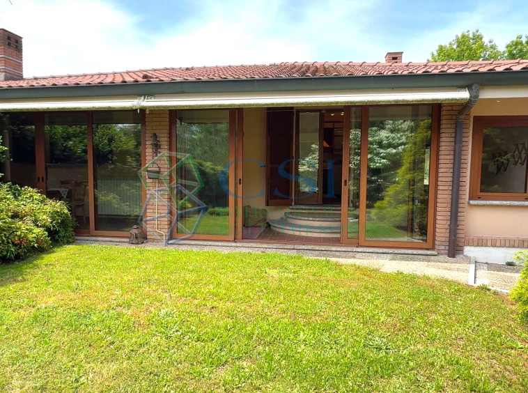 VILLA A MERONE CON PISCINA