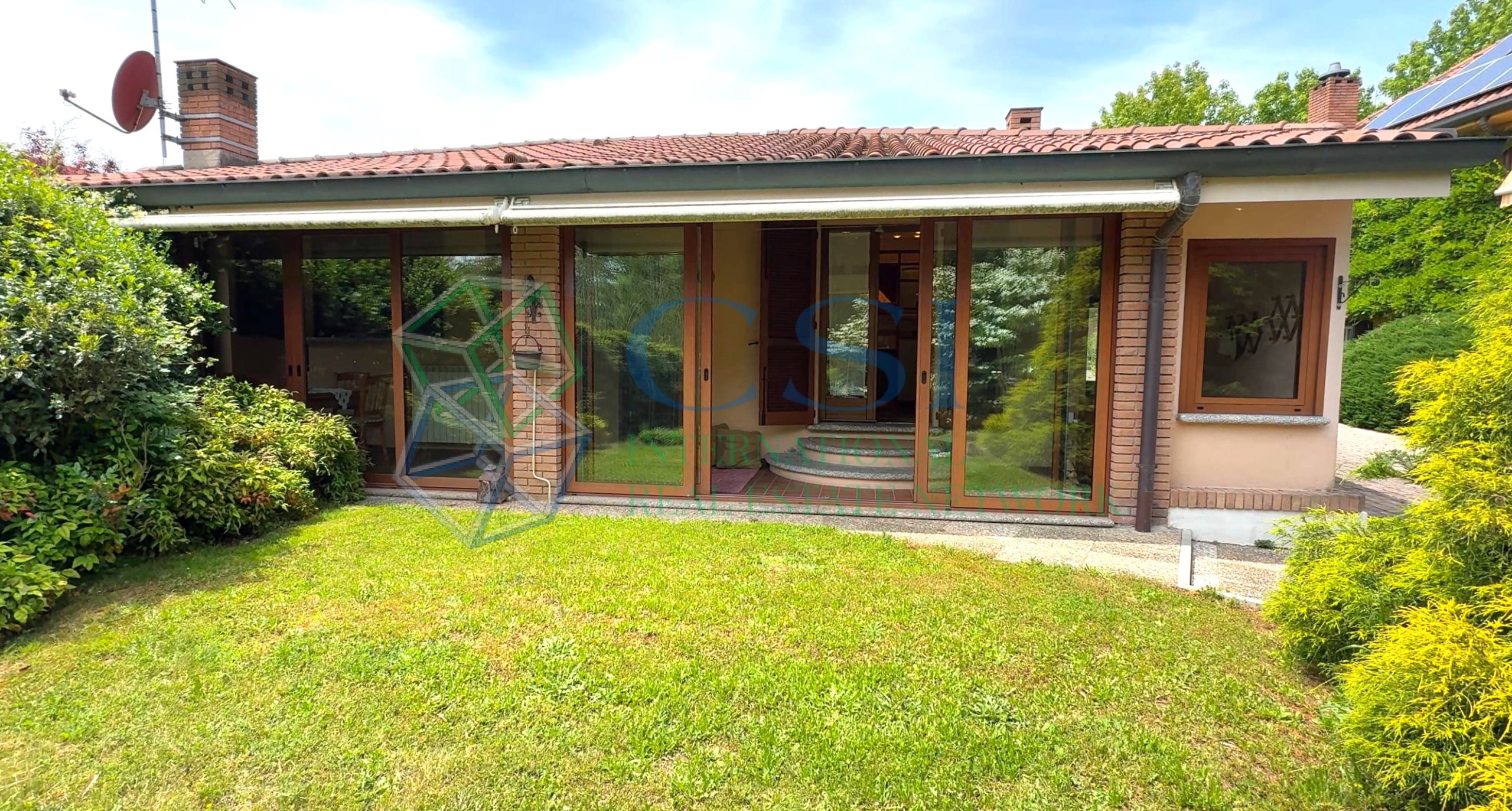 VILLA A MERONE CON PISCINA