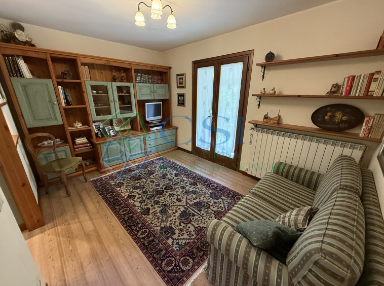 VILLA A MERONE CON PISCINA