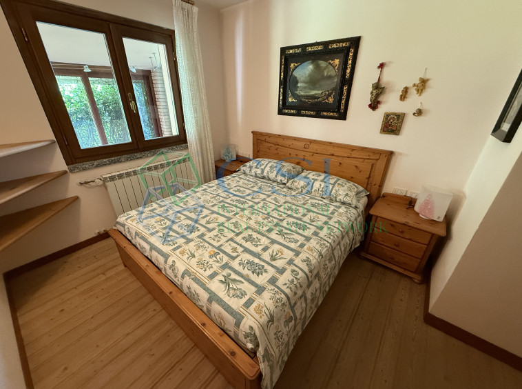 VILLA A MERONE CON PISCINA