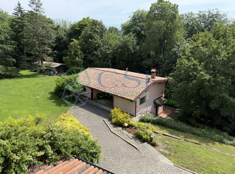 VILLA A MERONE CON PISCINA