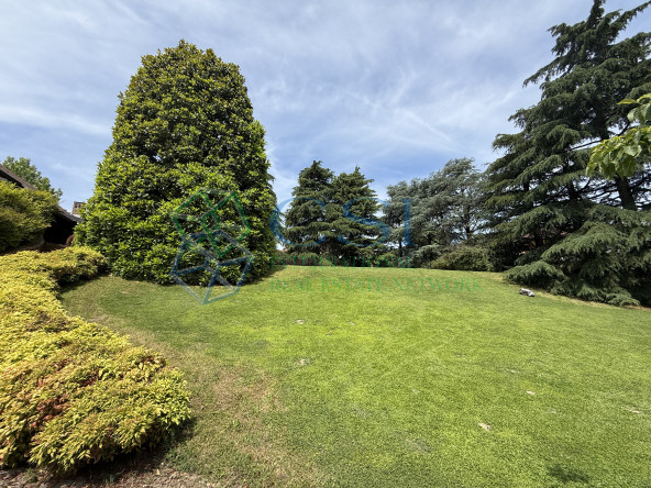 VILLA A MERONE CON PISCINA