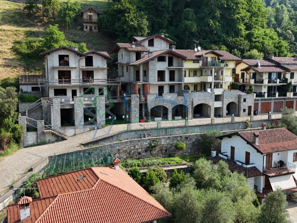 ITALIA - Complesso immobiliare al rustico Gravedona