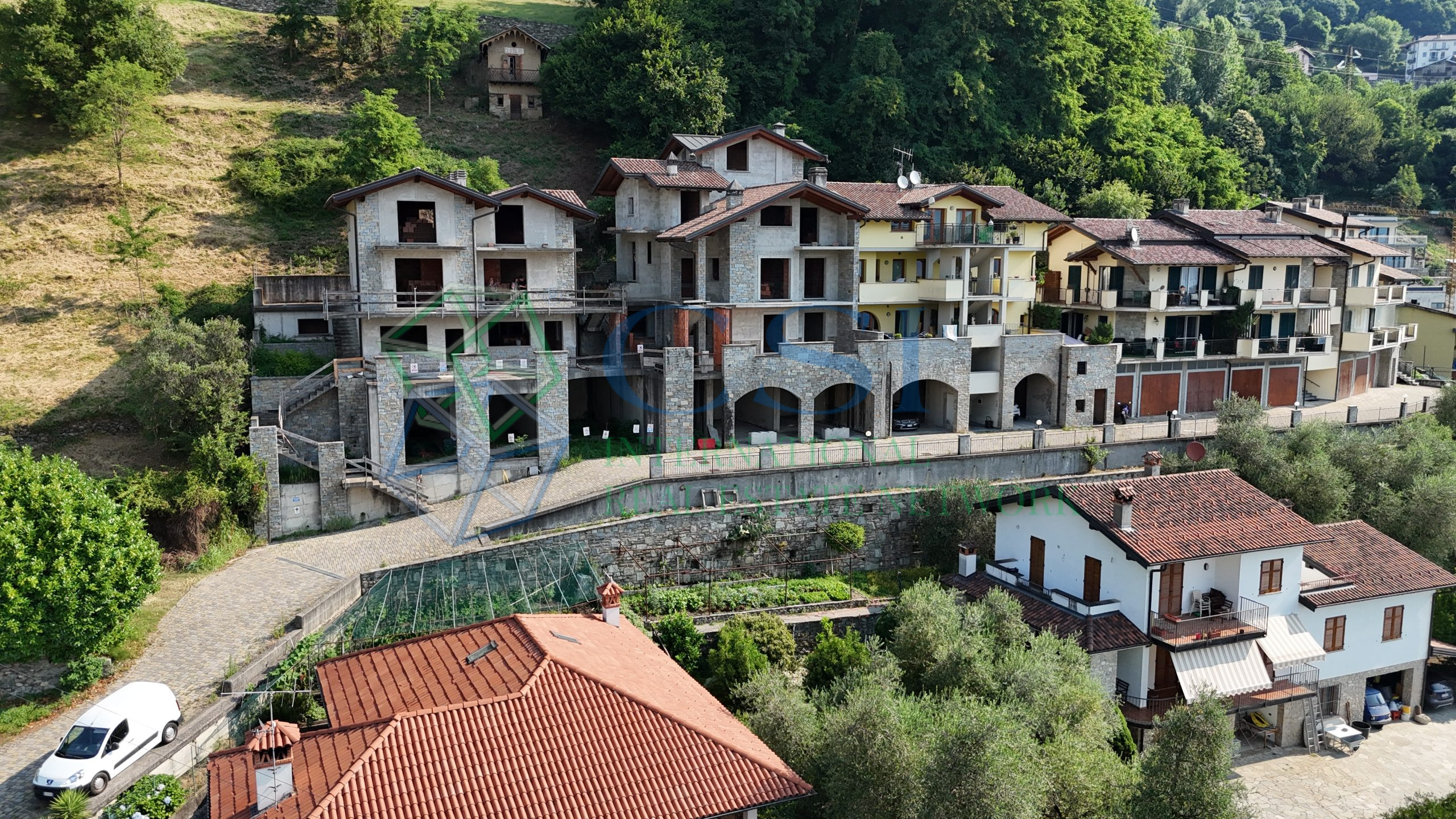 ITALIA - Complesso immobiliare al rustico Gravedona