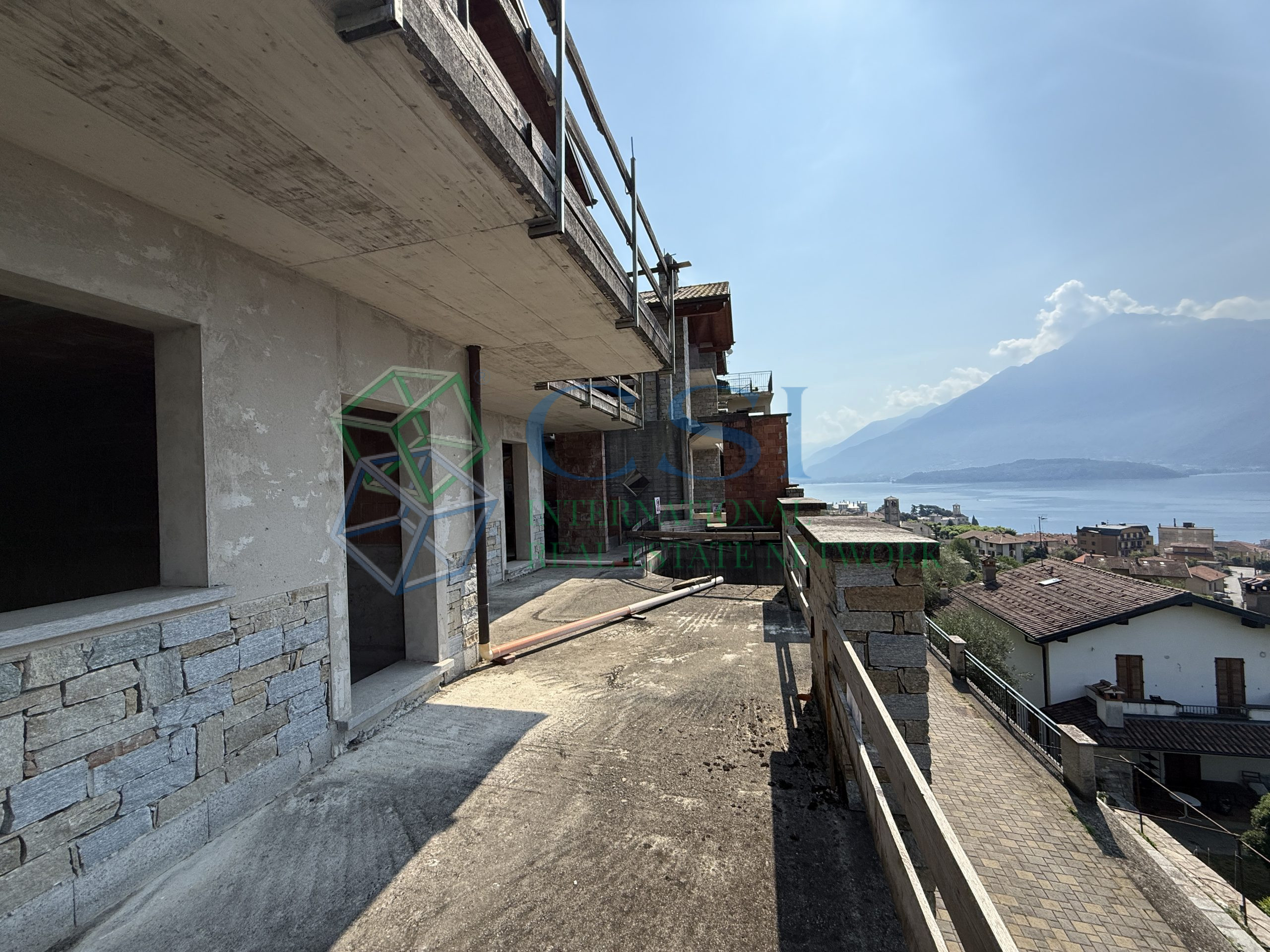 ITALIA - Complesso immobiliare al rustico Gravedona