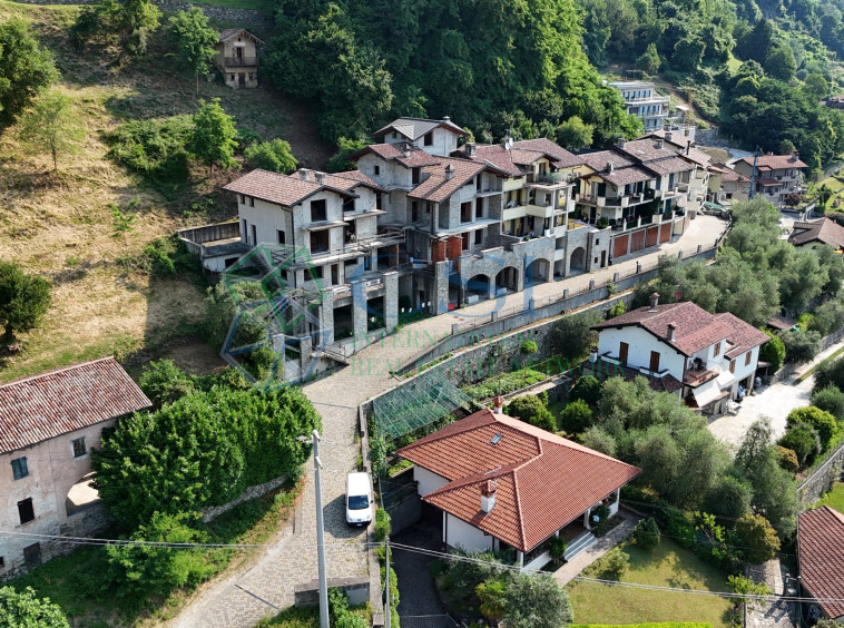 ITALIA - Complesso immobiliare al rustico Gravedona