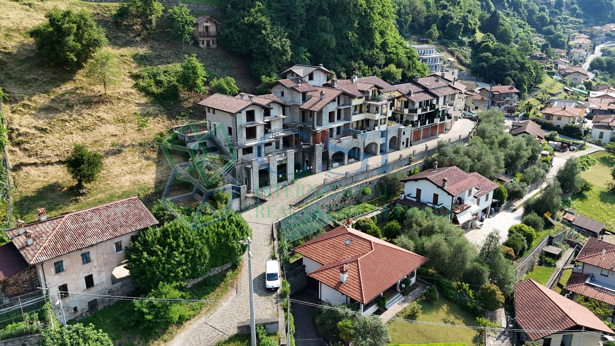 ITALIA - Complesso immobiliare al rustico Gravedona